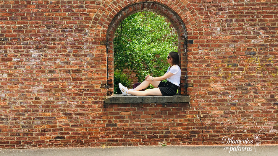 Na janela, uma garota a sonhar.