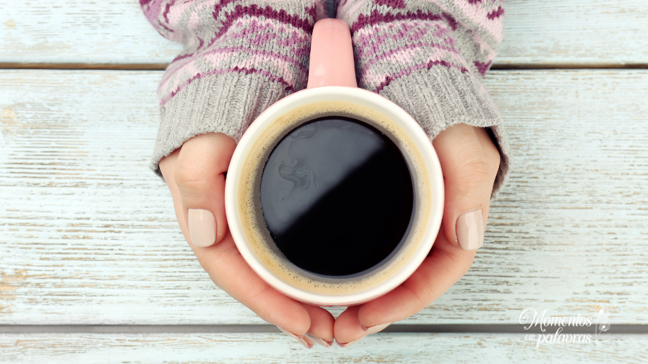 Mãos segurando café em um momento único