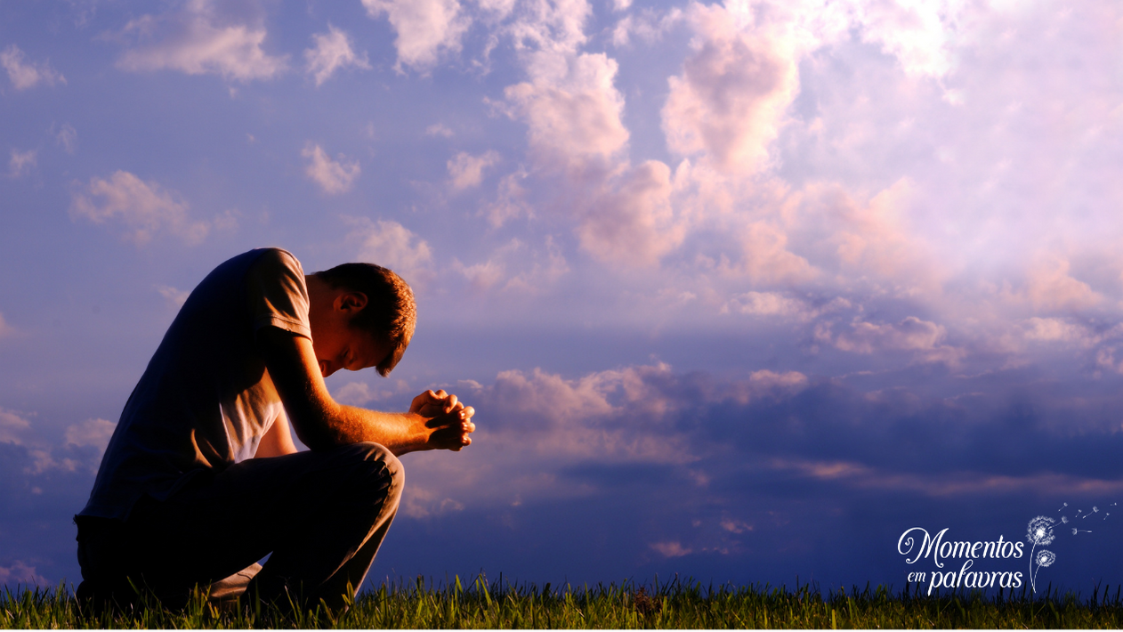 Rapaz de joelho em oração