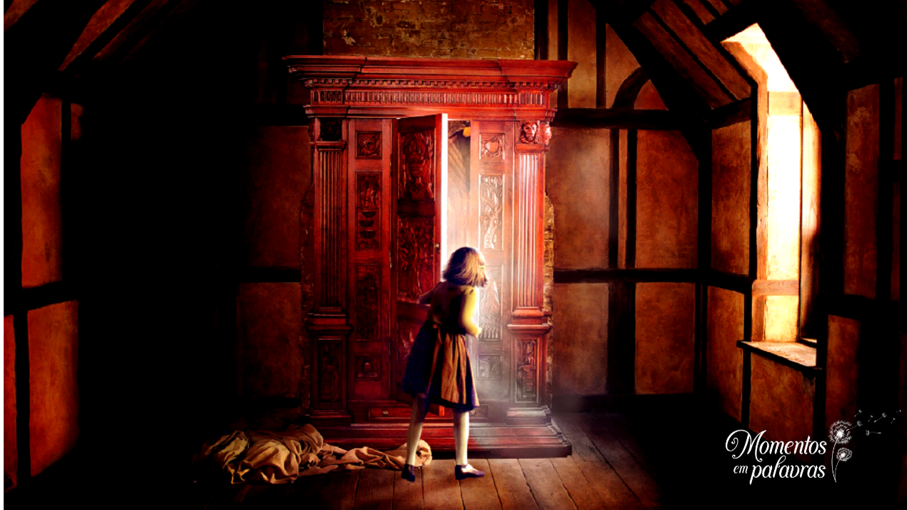 Luci abre a porta para o reino de Nárnia