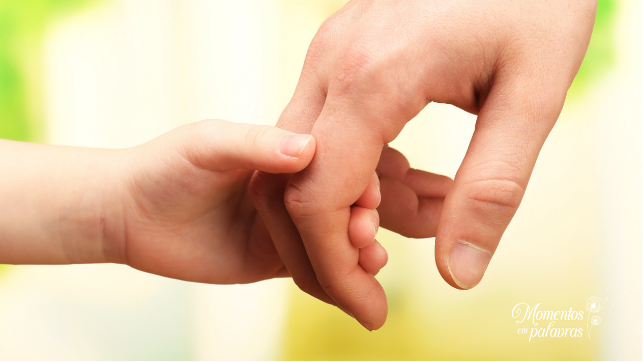 Criança segura a mão do pai e ouve: Não tenha medo!